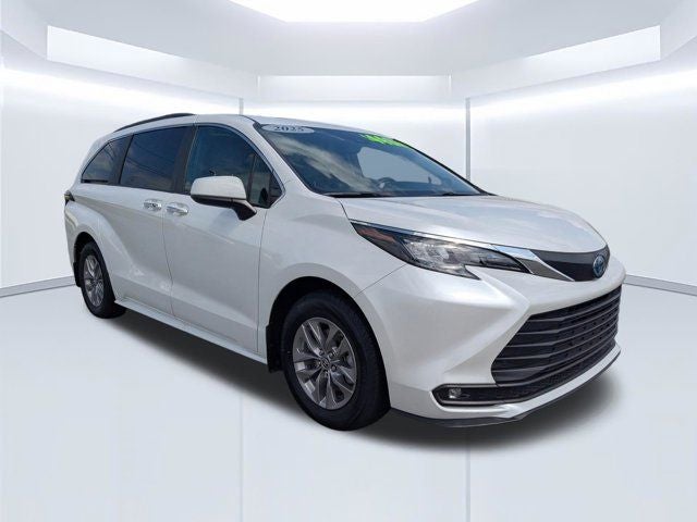 2025 Toyota Sienna XLE 8 Passenger