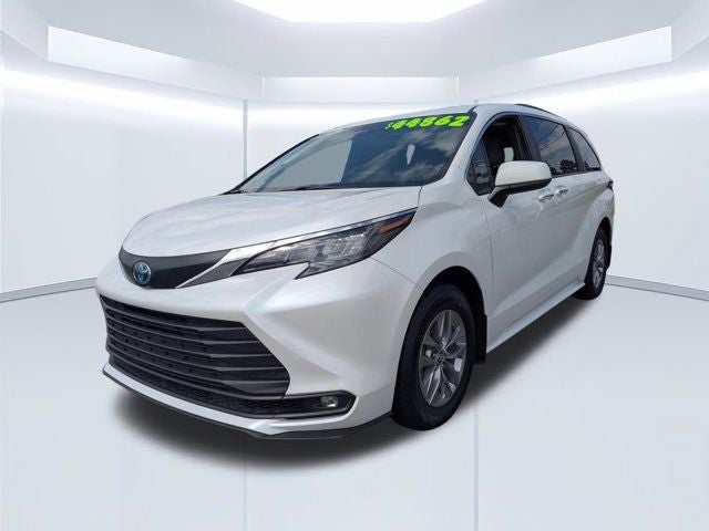 2025 Toyota Sienna XLE 8 Passenger