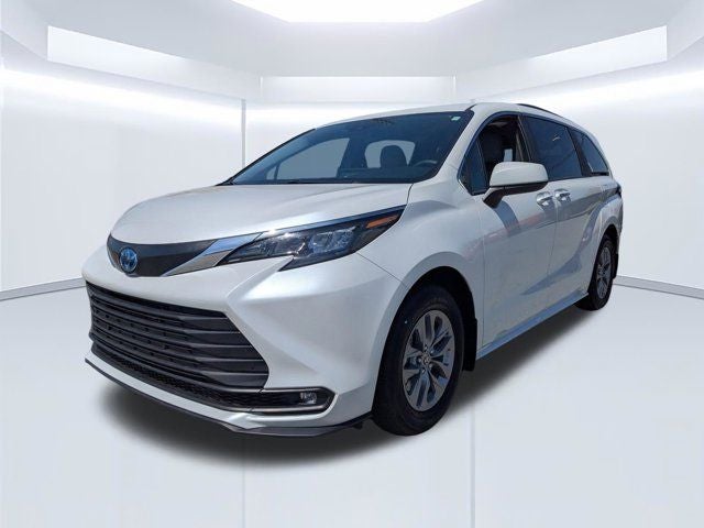 2025 Toyota Sienna XLE 8 Passenger