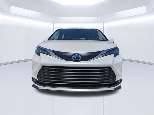 2025 Toyota Sienna XLE 8 Passenger