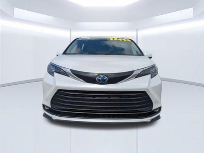 2025 Toyota Sienna XLE 8 Passenger