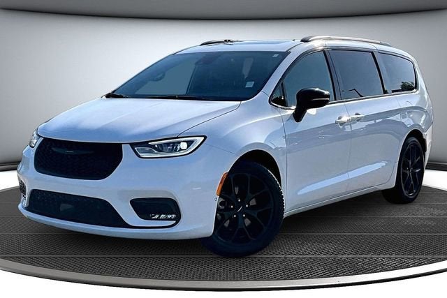 2024 Chrysler Pacifica Touring L's photo