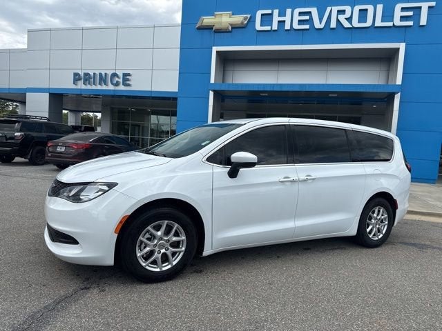 2023 Chrysler Voyager LX's photo