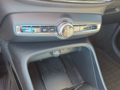 2024 Volvo XC40 Core Bright Theme